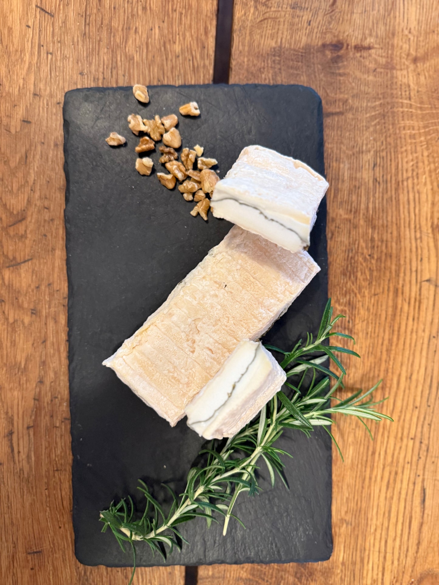 Brique Sakura – Französischer Ziegenrohmilchkäse mit japanischem Kirschblatt, 220 g