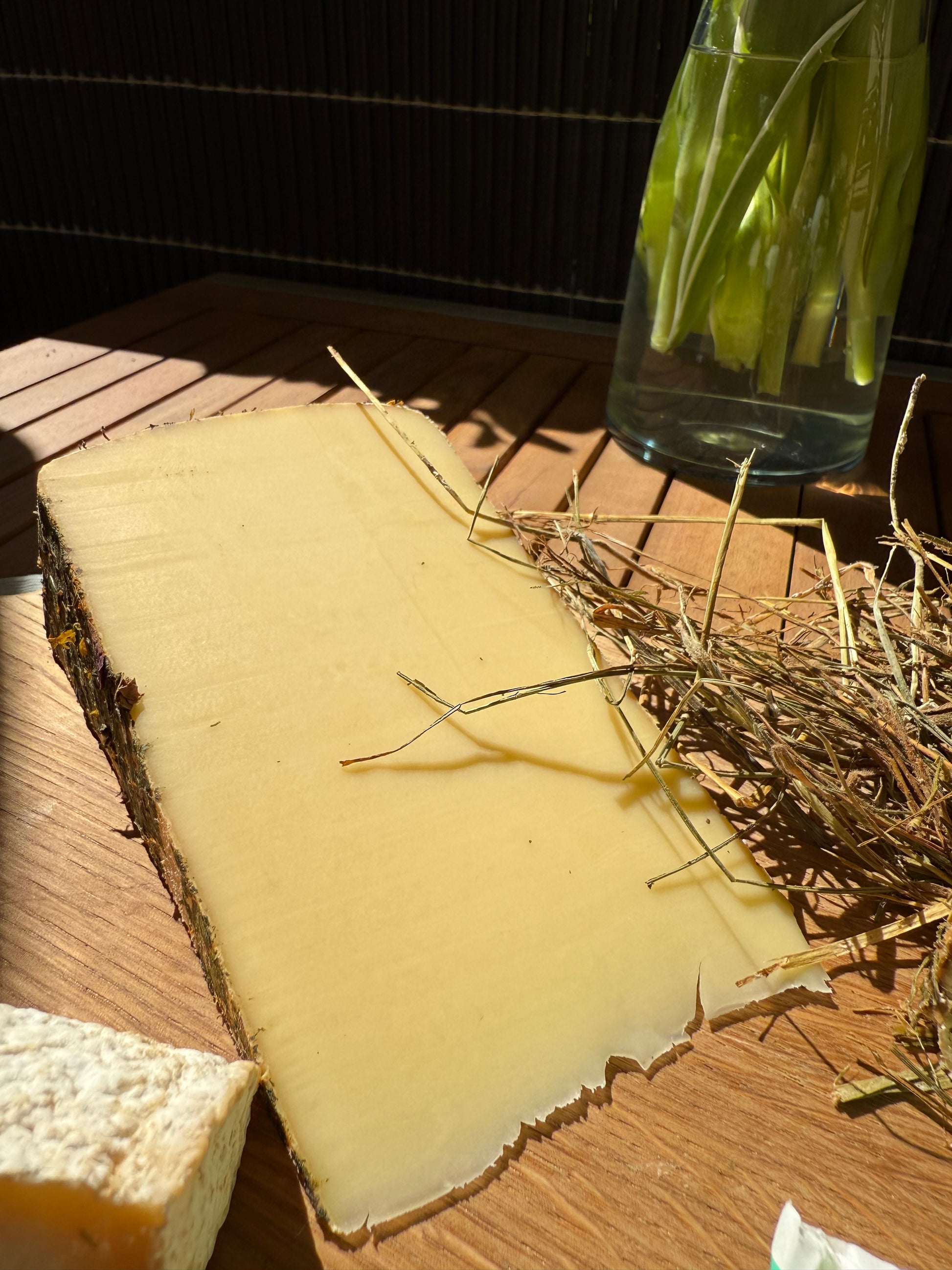 Detail der Blütenrinde der Tomme aux Fleurs mit Rosmarin und Thymian — handwerklich affinierter Schnittkäse aus Österreich