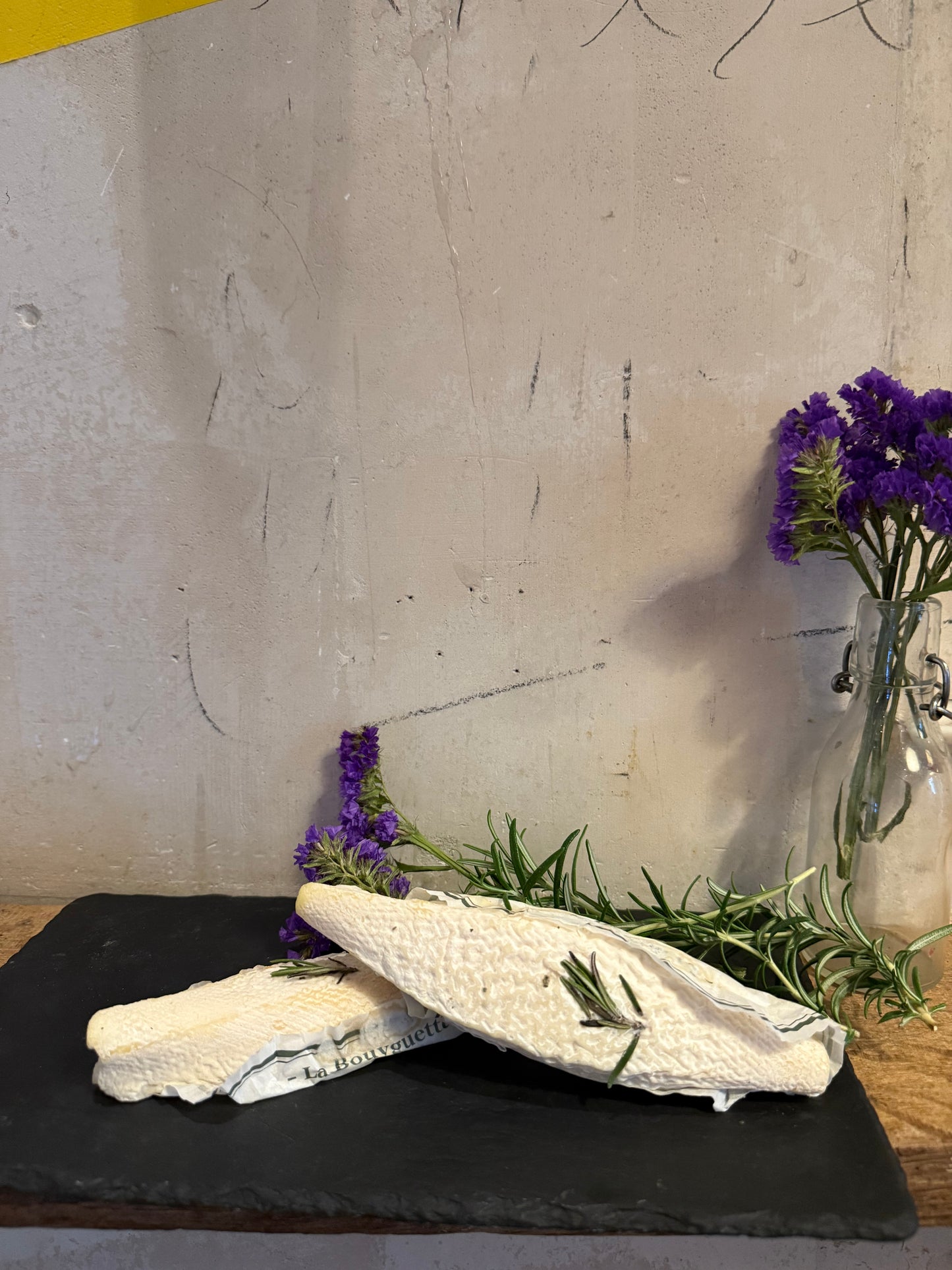La Bouyguette französischer Ziegen-Weichkäse mit Rosmarin von der Fromagerie Segalafrom im Tarn
