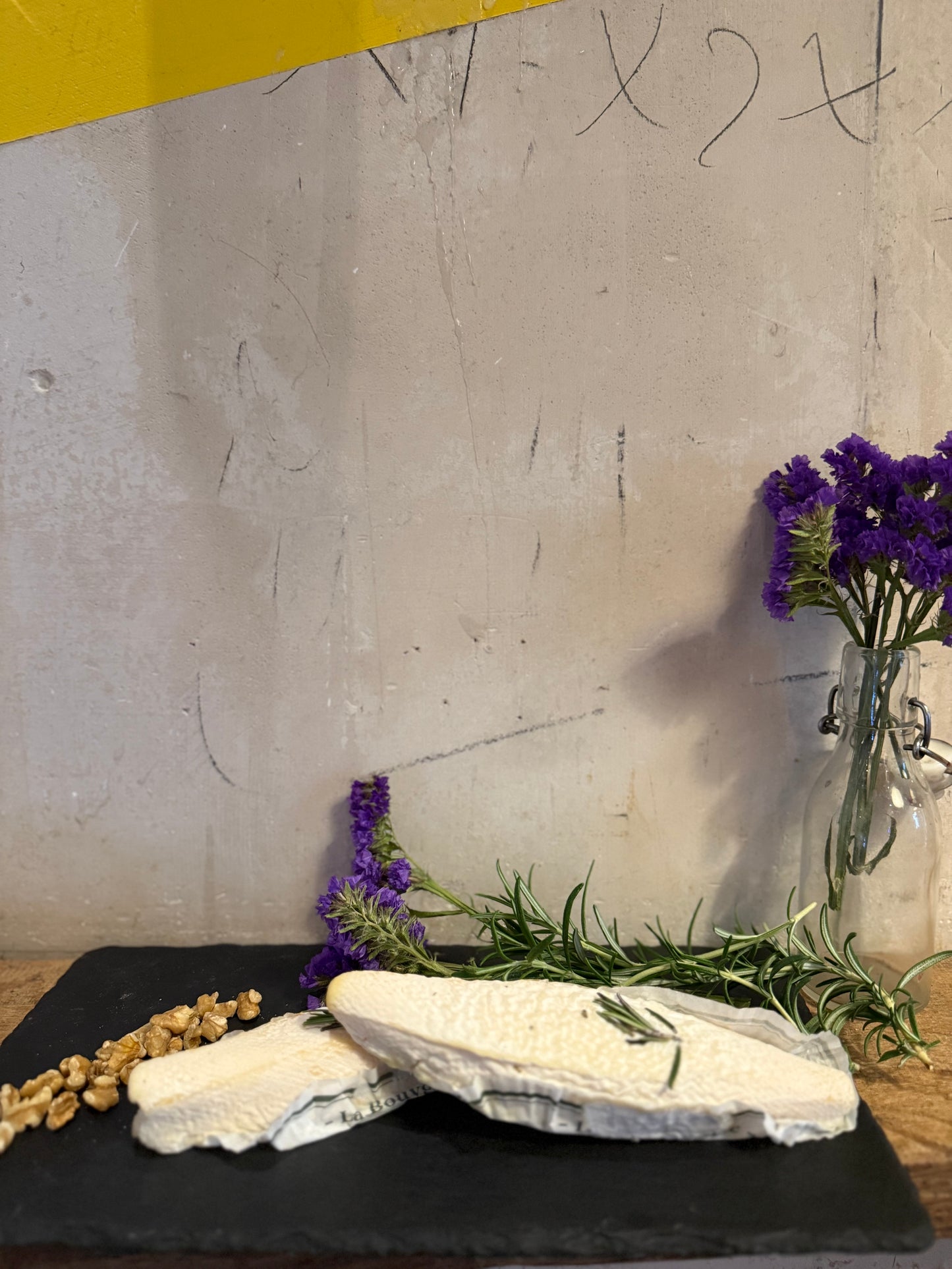 Bouyguette aus Okzitanien — Ziegenkäse in Navette-Form mit Rosmarinzweig, Walnüssen und Lavendel