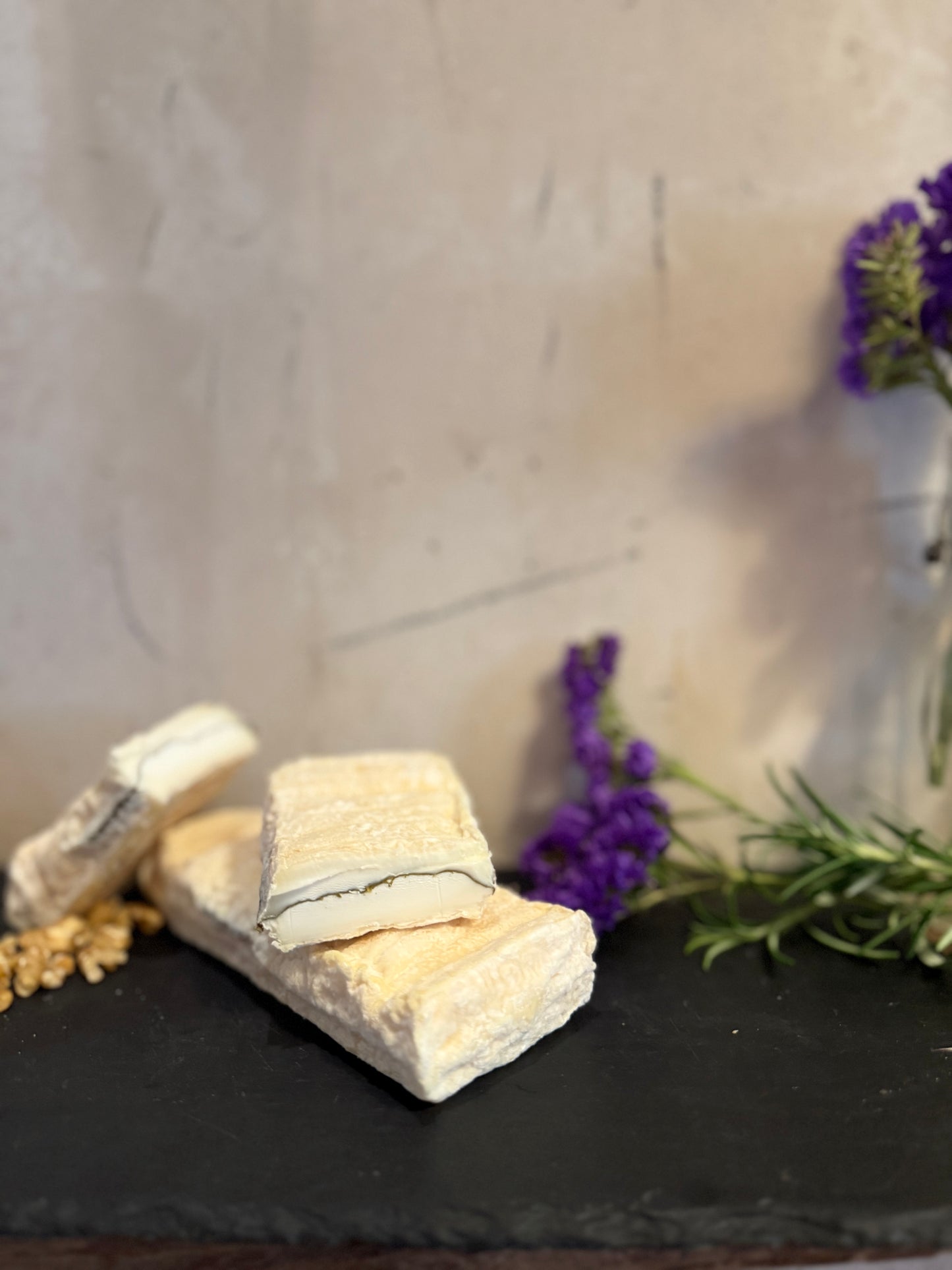 Brique Sakura – Französischer Ziegenrohmilchkäse mit japanischem Kirschblatt, 220 g