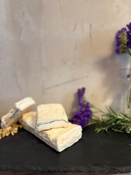 Brique Sakura – Französischer Ziegenrohmilchkäse mit japanischem Kirschblatt, 220 g