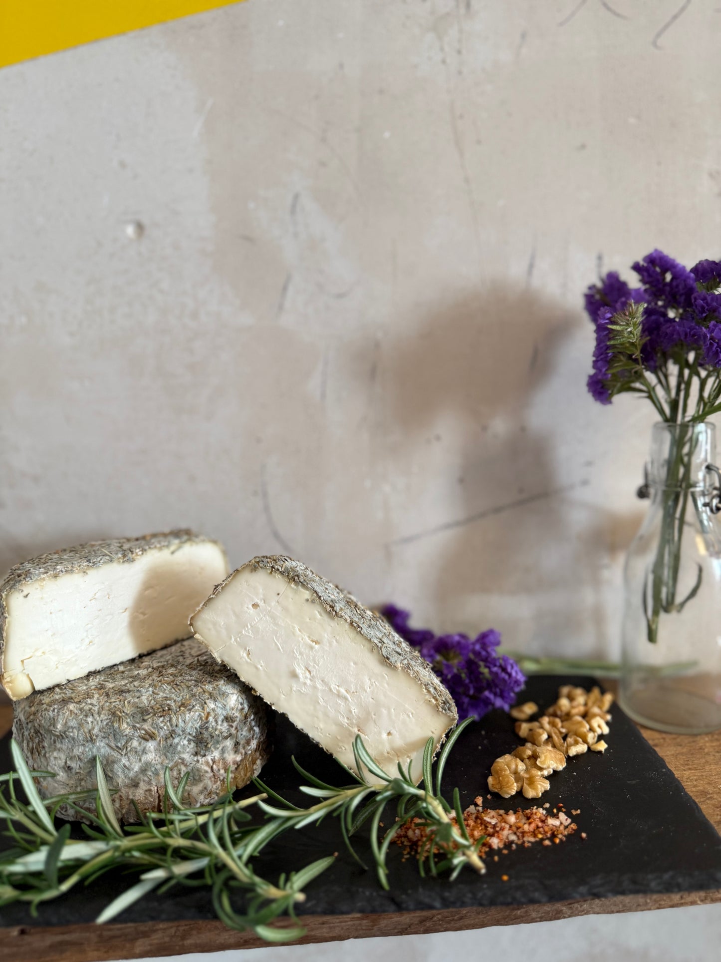Saveurs du Maquis Schaf-Weichkäse mit Kräuterrinde aus Korsika — Detailaufnahme der Textur