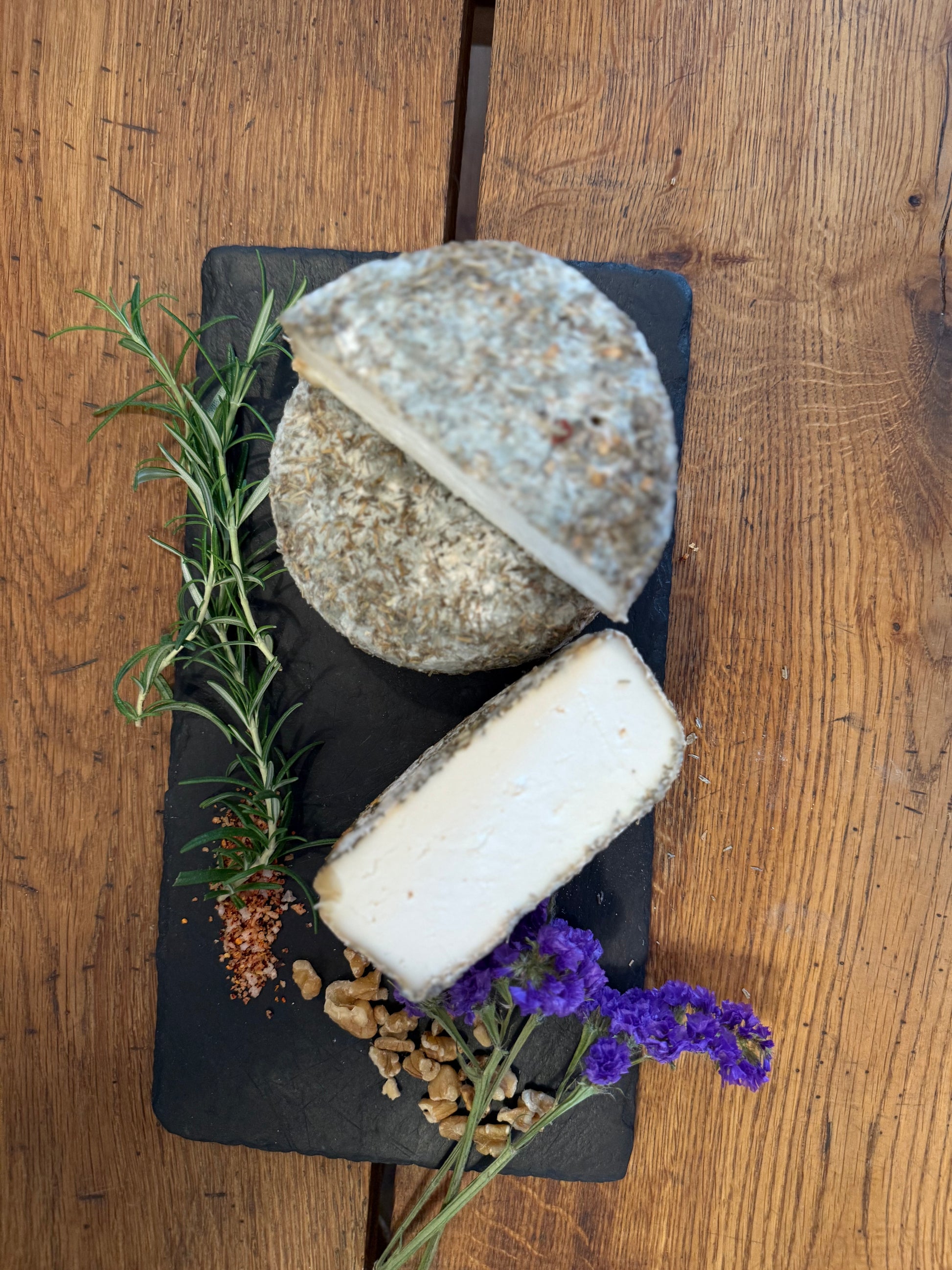 Saveurs du Maquis korsischer Schafskäse mit Maquis-Kräutern, Rosmarin und Walnüssen auf Schiefer