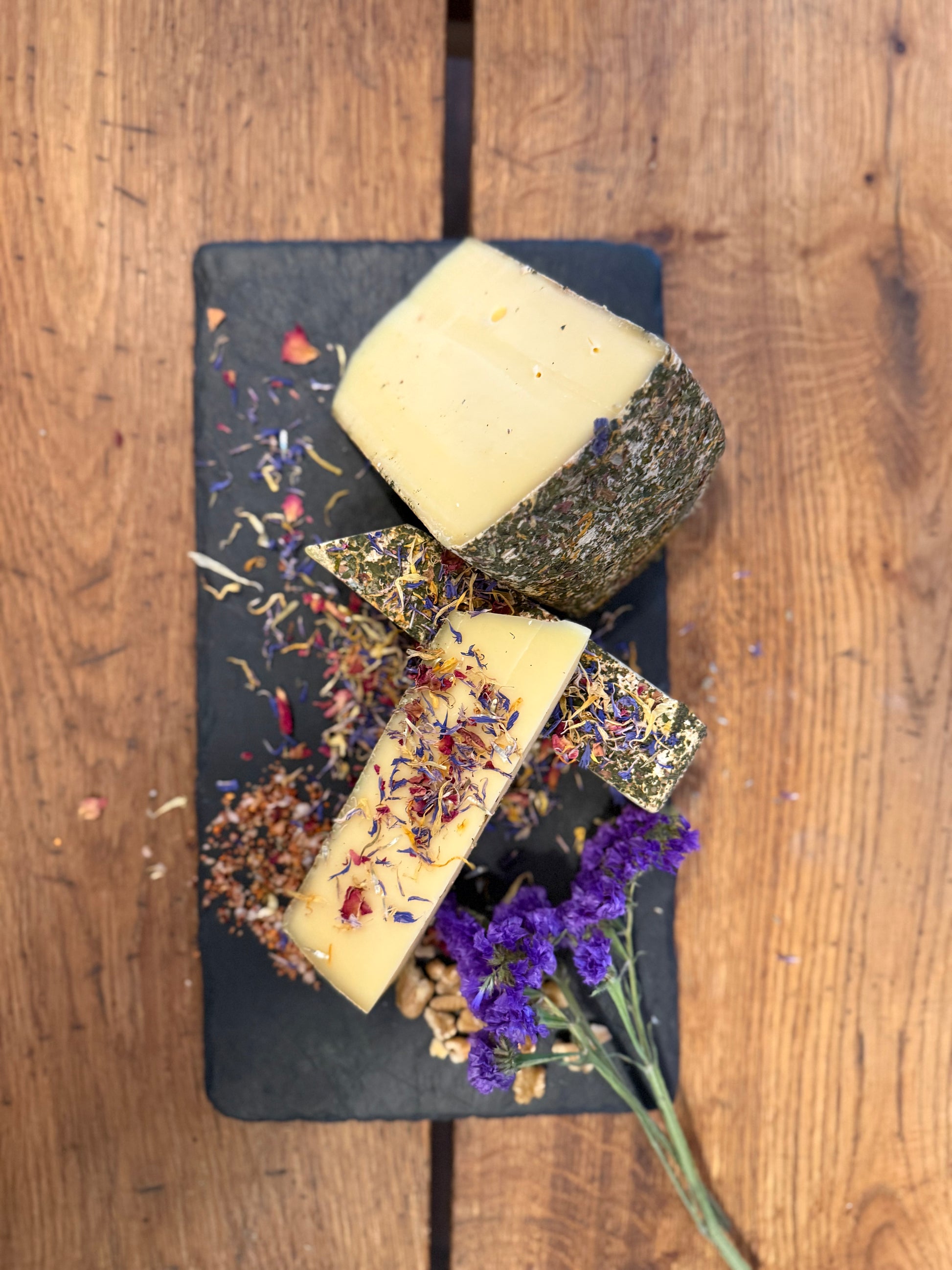 Tomme aux Fleurs von oben — österreichischer Blütenkäse mit Kornblumen, Rosenblättern und Wildblumen