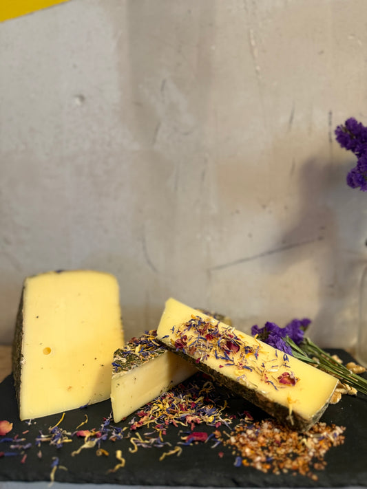 Tomme aux Fleurs Anschnitt mit essbarer Blütenrinde aus Kornblume und Wildblumen — österreichischer Schnittkäse