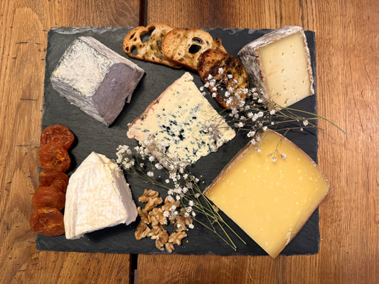 Oster-Käseplatte mit Barisien, Comté, Valençay, Roquefort und Tomme de Savoie von La Cantine d'Augusta