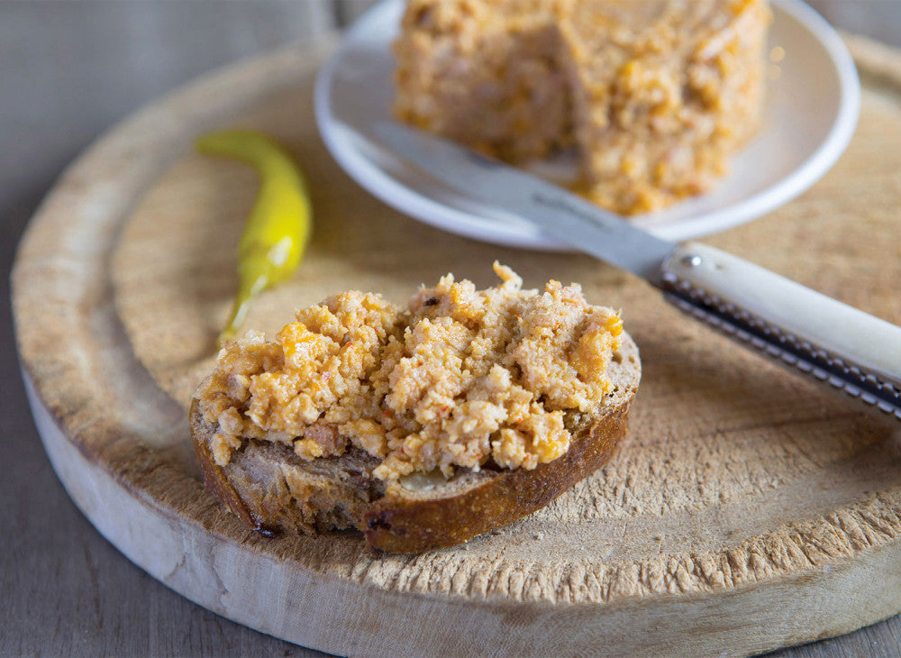 Chichons-Tartine auf Bauernbrot mit baskischer Guindilla — Pierre Oteiza Schweinerillette zum Aperitif servieren